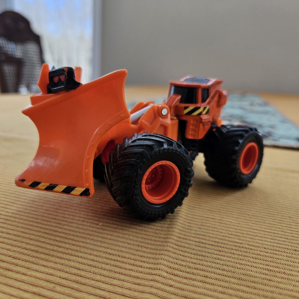 Hot Wheels Monster Jam Dirt Squad WEDGE in Orange 1/64 Diecast w/ Lifting Plow